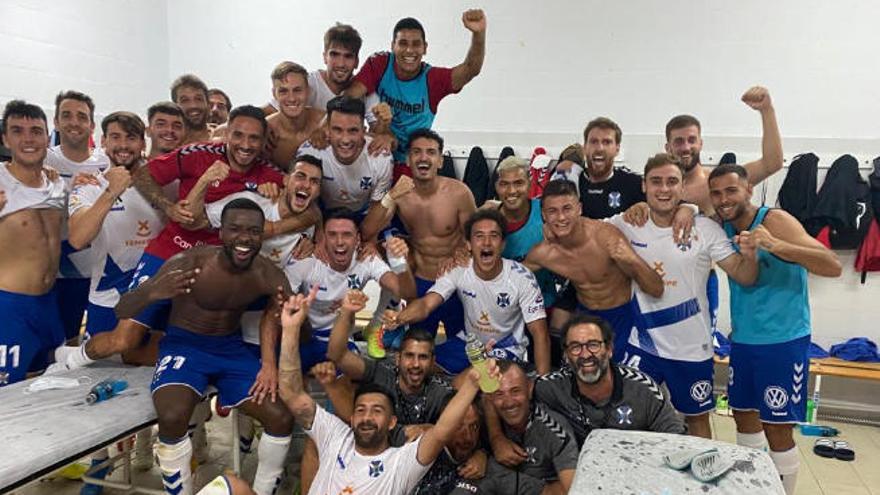 Jugadores y técnicos del CD Tenerife celebran la victoria de ayer en el vestuario de Juegos Mediterráneos.