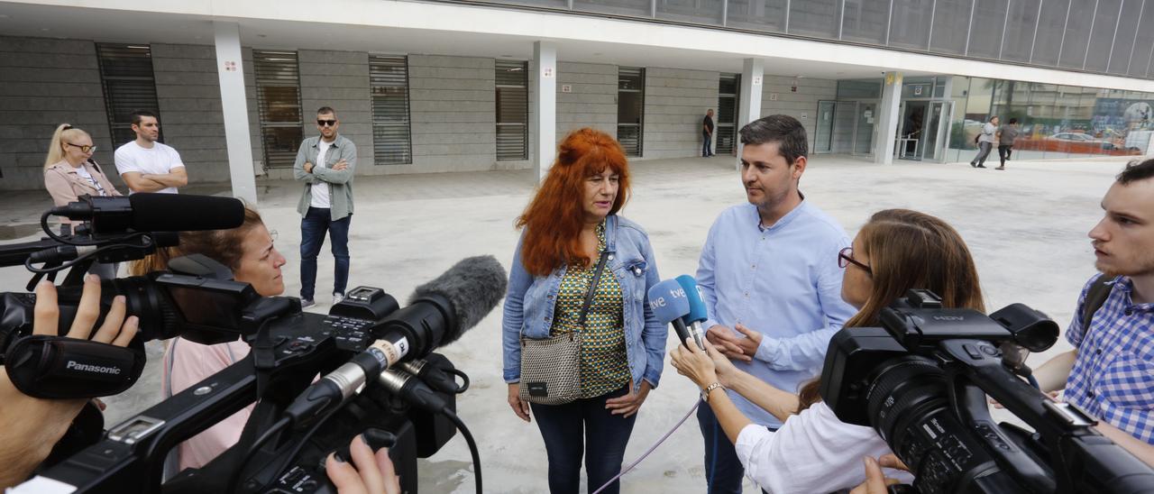 La madre y el marido de la fallecida, tras la vista del pasado octubre.