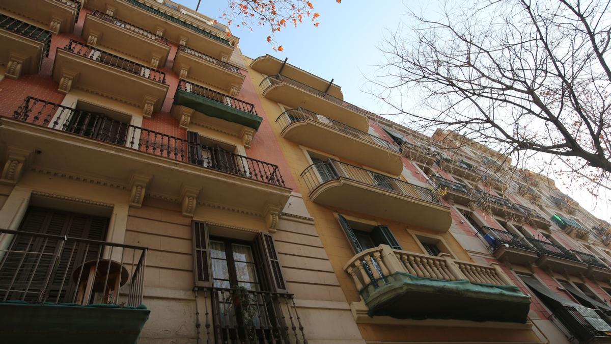 BARCELONA 01/02/2023 Barcelona Edificio en la c/ Villarroel, 102 que ha comprado el Ajuntament de Barcelona o ayuentamiento, es muy estrecho con la fachada de color amarillo . FOTO de RICARD CUGAT