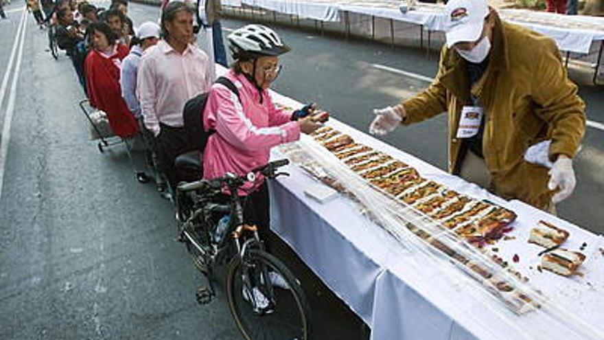Miles de mexicanos compartieron en el Centro Histórico de la capital de México, una gigantesca rosca de Reyes &quot;de casi 10.000 kilos&quot; y cerca de dos kilómetros de largo. La inmensa rosca o roscón de Reyes, conocida como &quot;Megarosca de Reyes del Bicentenario&quot;, fue colocada a primera hora en la avenida 20 de Noviembre, donde fue distribuída de manera gratuita entre las familias y ciudadanos que se acercaron hasta el lugar.