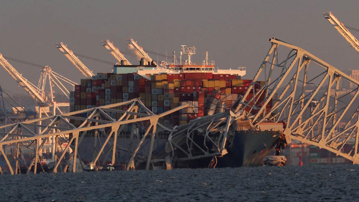 Un barco carguero  impacta contra el puente Francis Scott Key en Baltimore