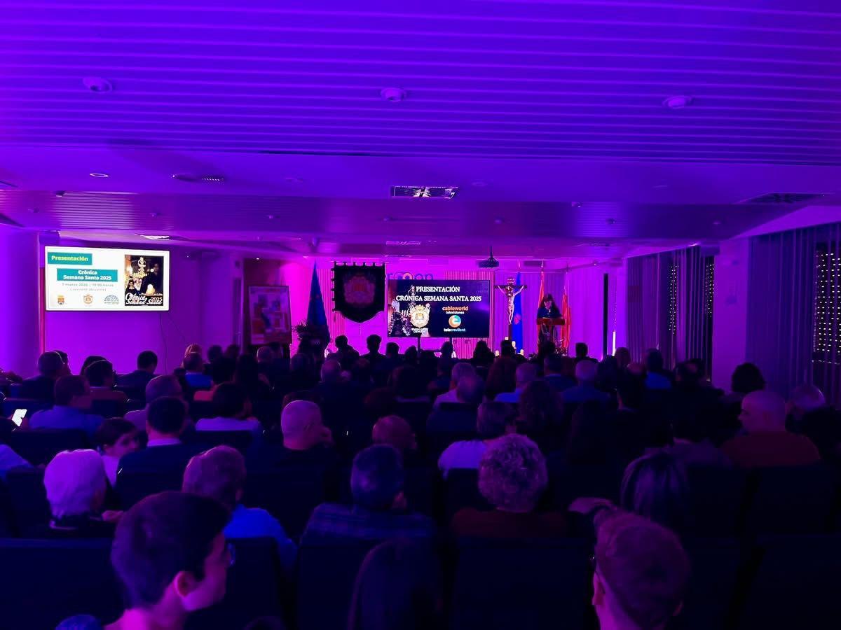 El salón de actos de la Cooperativa Eléctrica de Crevillent acogió la presentación de la Crónica de Semana Santa de 2025