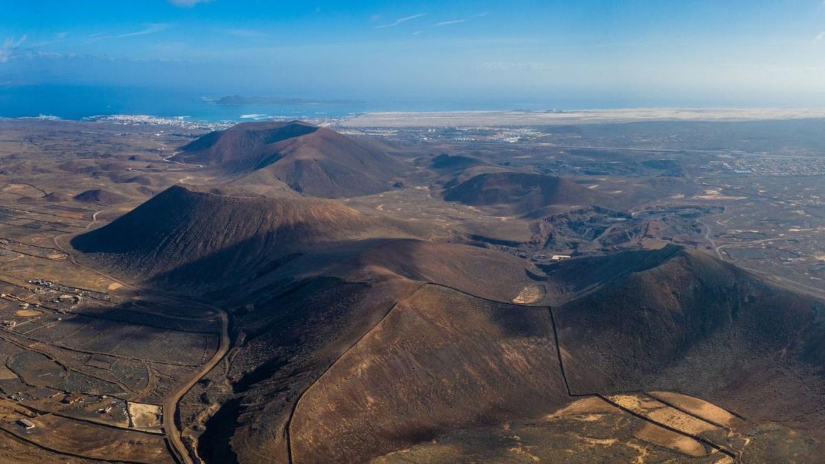 Imagen aérea de los distintos volcanes de Bayuyo, en el municipio de La Oliva. | | CONCEJALÍA DE TURISMO DEL AYTO. DE LA OLIVA