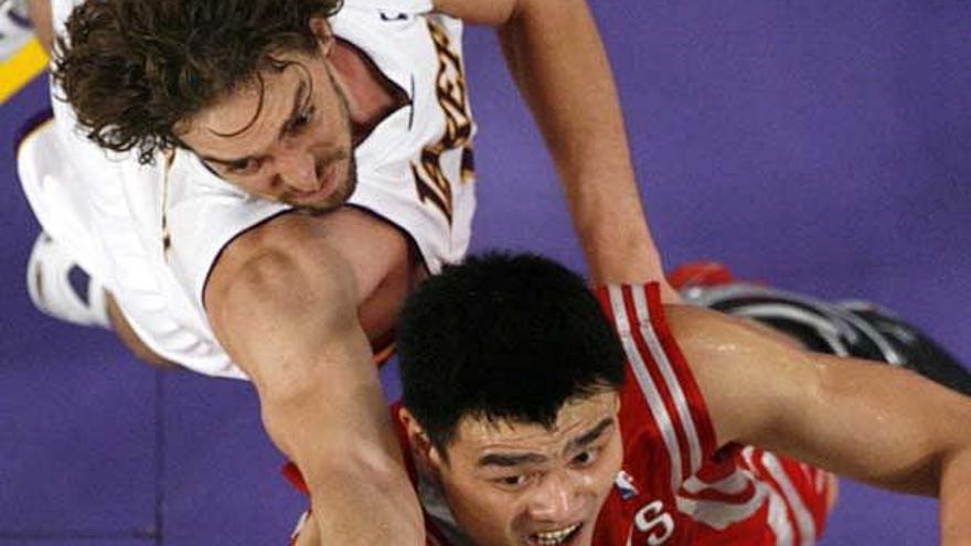 Gasol tapona un balón al chino Yao Ming