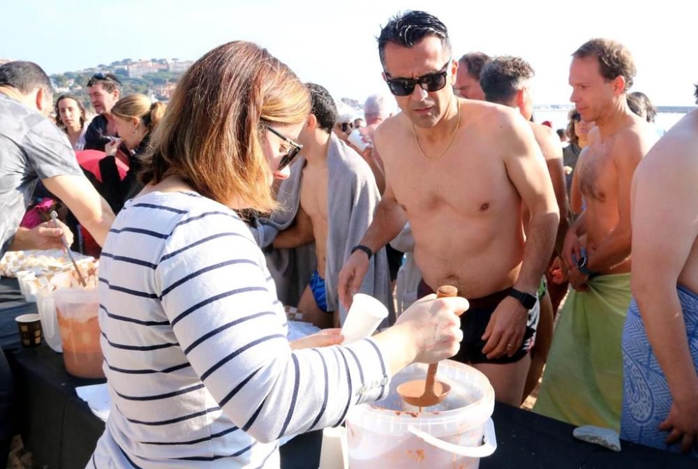 Primer bany de l'any de Sant Feliu de Guíxols