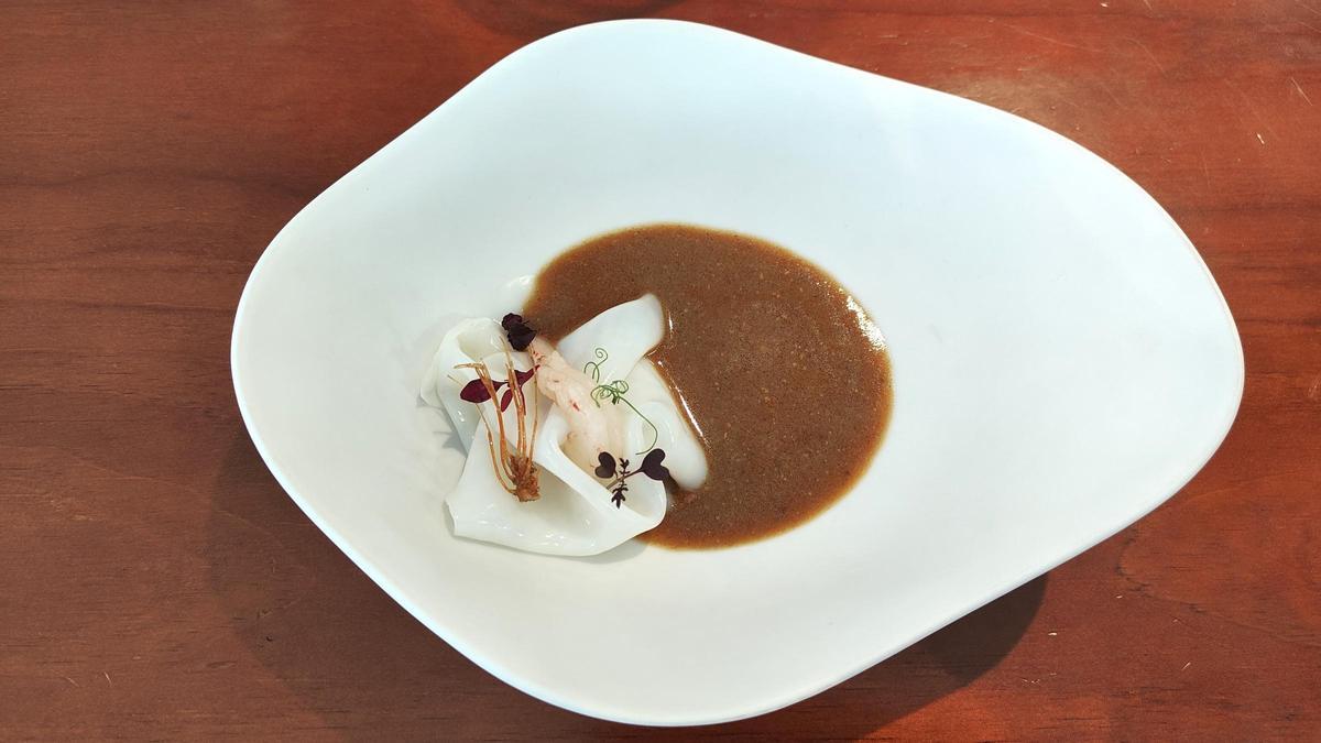 El 'suquet' de calamar y gamba del restaurante Hiu.