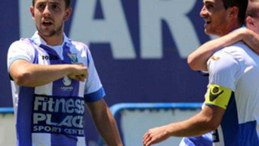 Carlos Álvarez, a la izquierda, celebra un gol con el Leganés.