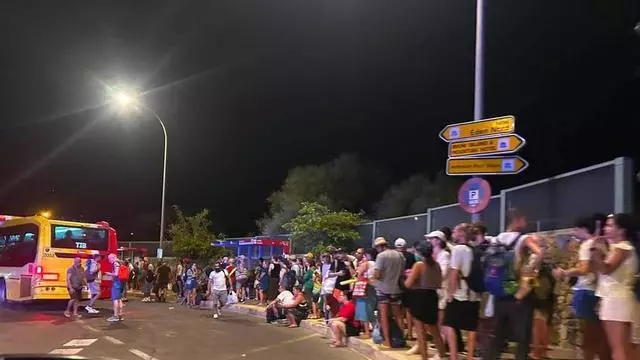 Empujones y tensión para subir al bus tras el eclipse en el Port de Sóller