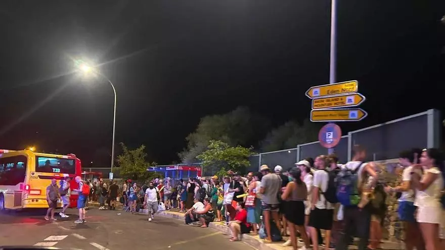 Empujones y tensión para subir al bus tras el eclipse en el Port de Sóller
