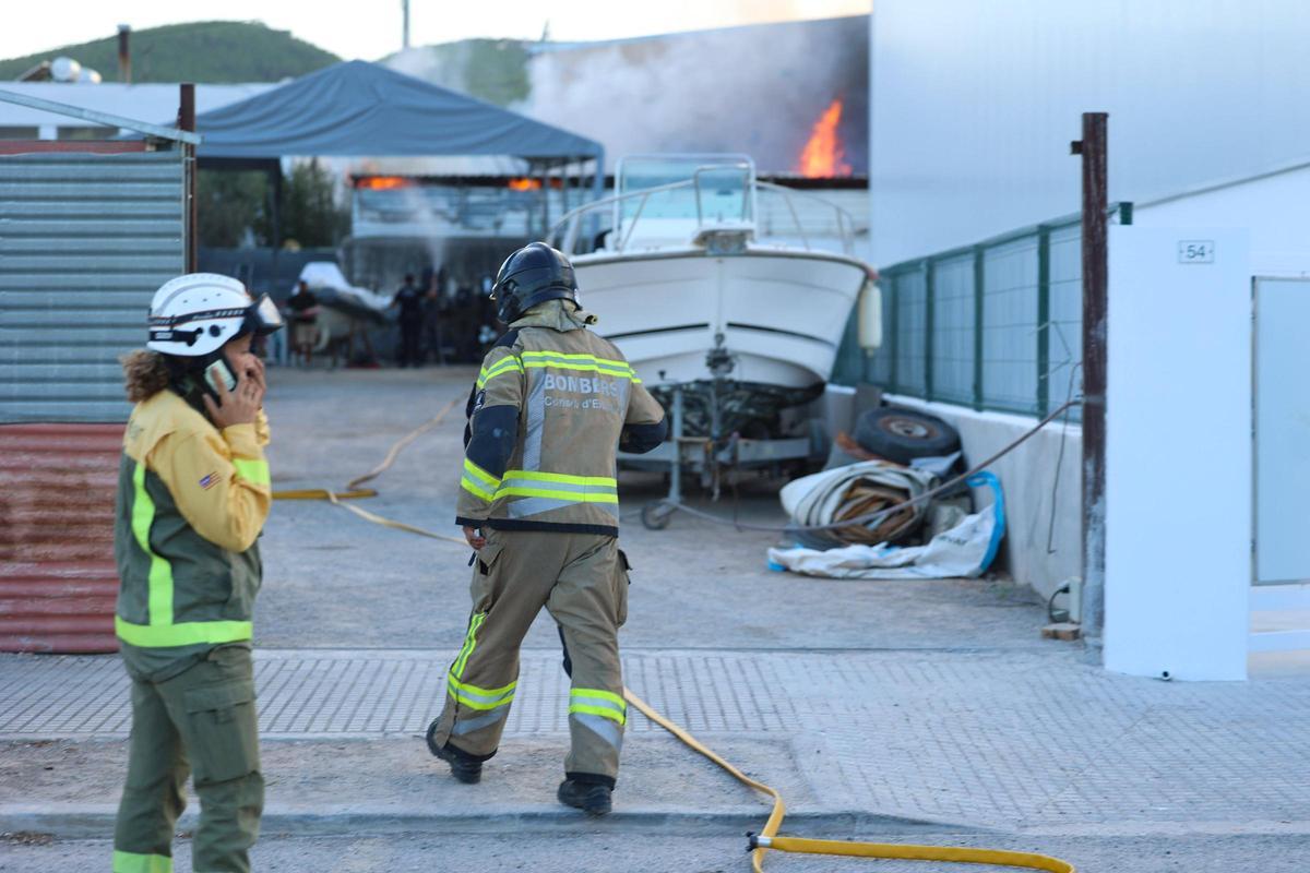 Galería: alarma por un incendio en la Fundació Deixalles de Ibiza Galería: alarma por un incendio en la Fundació Deixalles de Ibiza