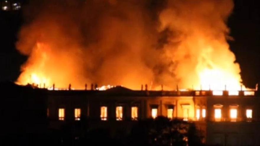 Arde el museo nacional de Río de Janeiro