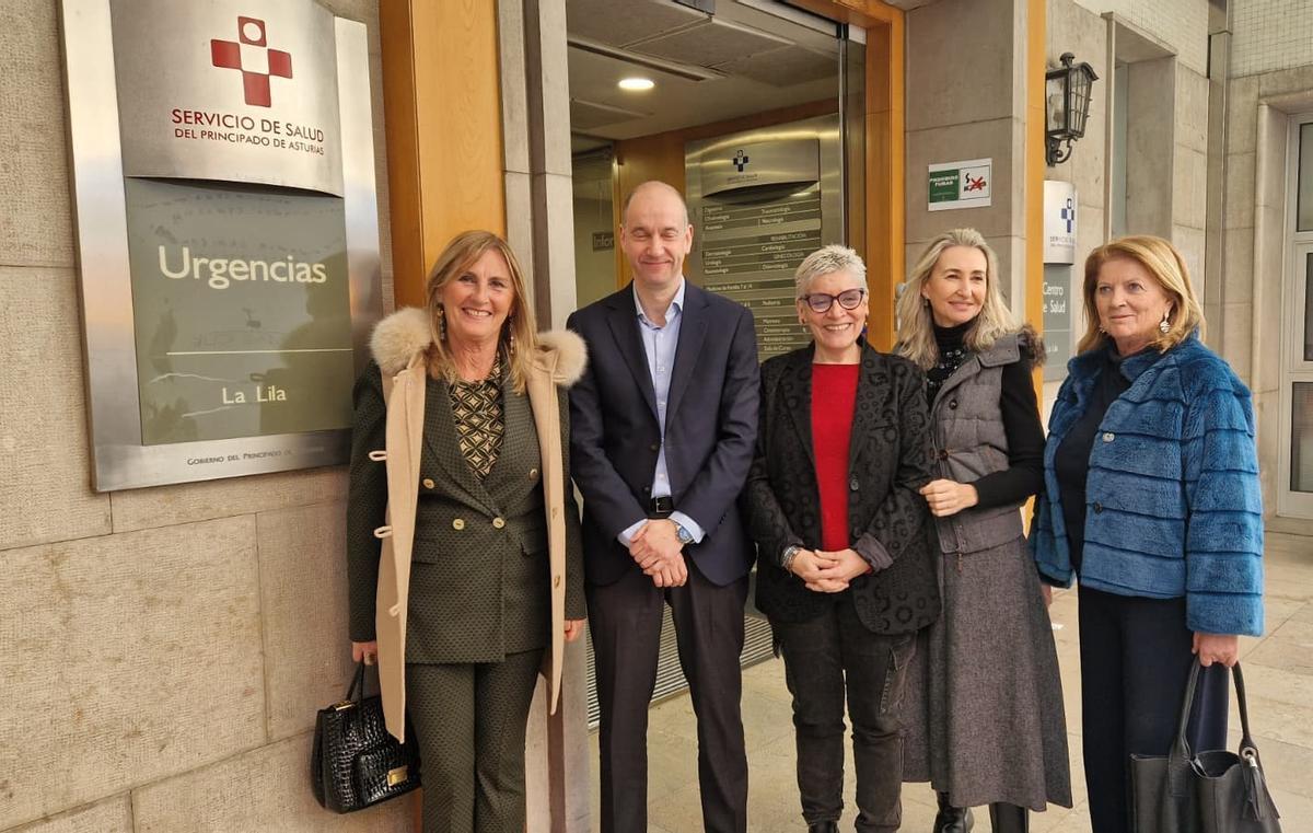 Por la izquierda, la directora de Gestión de Cuidados y Enfermería del área, Gema García; el viceconsejero de Política Sanitaria, Pablo García; la consejera de Salud, Conchita Saavedra; la gerente del área,  Beatriz López: y directora Económica y de Profesionales del área, Ana Rodríguez.