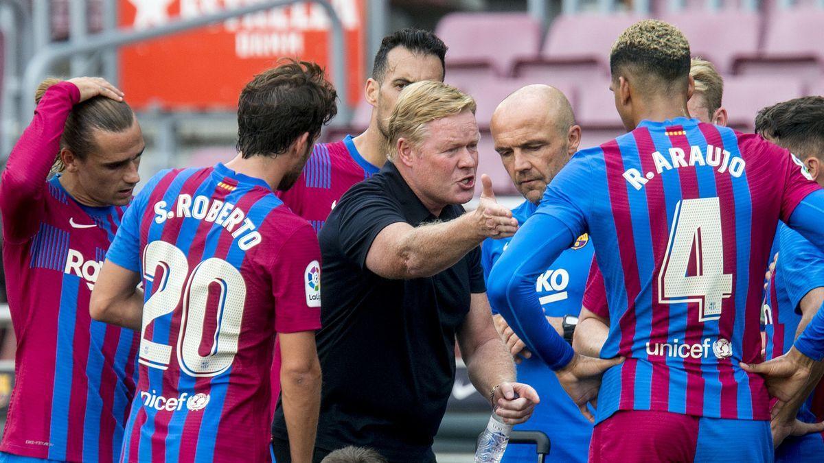 Koeman habla con los jugadores en la pausa para la hidratación.