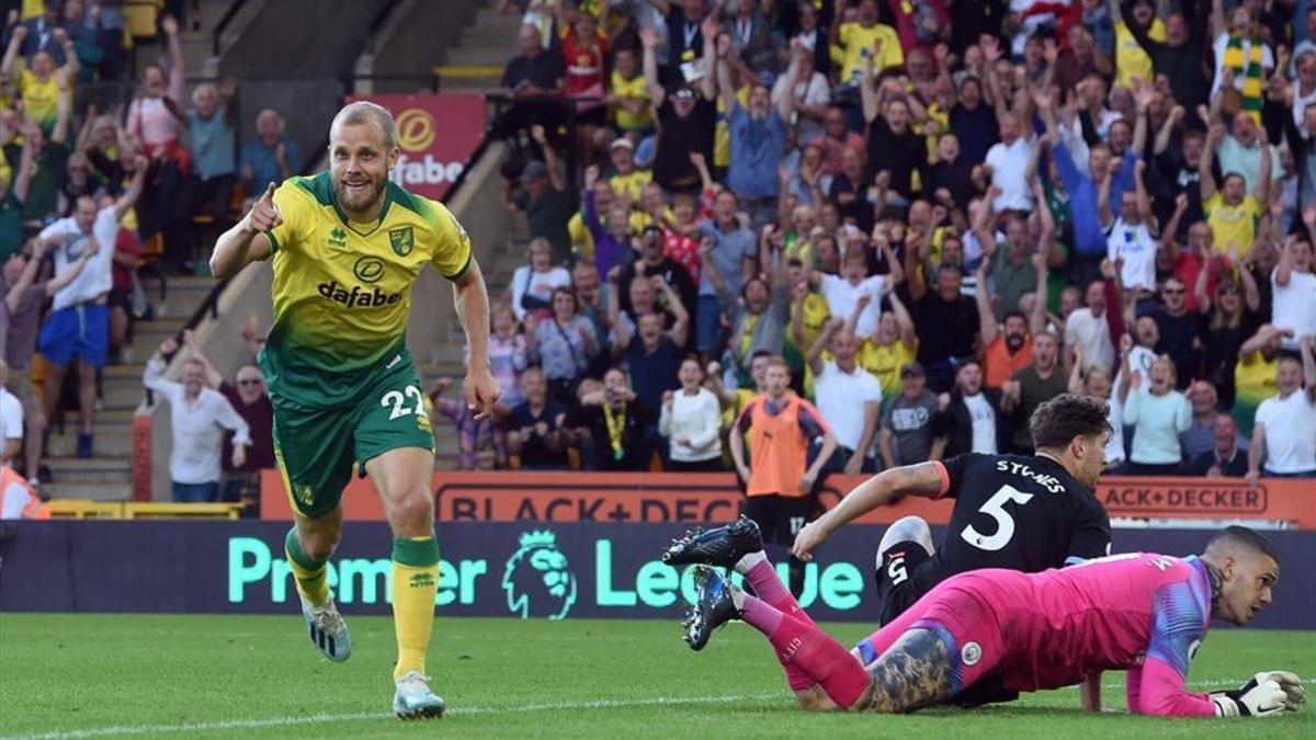 El Norwich sacó los colores a la defensa del Manchester City