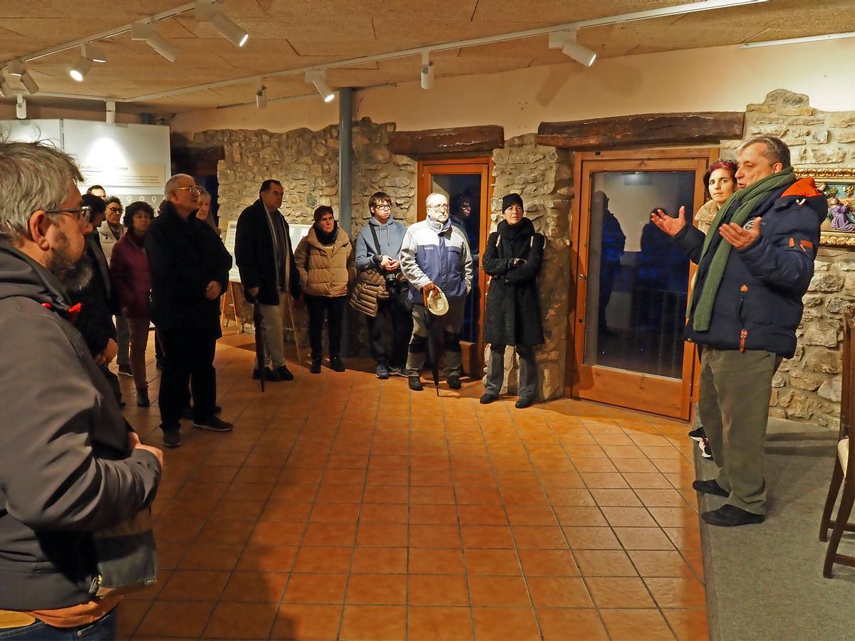 El regidor de Cultura, Albert Fàbrega, parla durant la inauguració de l’exposició a la sala Cal Balaguer del Porxo de Súria, al costat de la regidora de Festes, Alba Martínez