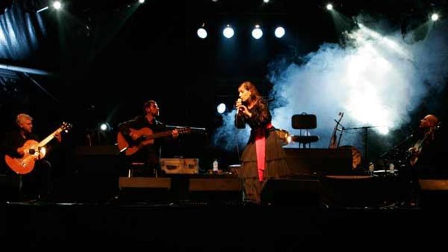La fadista Mafalda Arnauth, durante su actuación en el Intercéltico de 2009.  // Carmen Giménez
