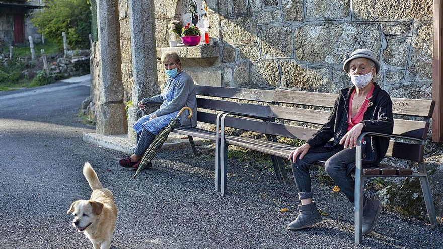 Graciela y Maruja guardan las distancias en el peto de ánimas de Liñariños, Boborás.