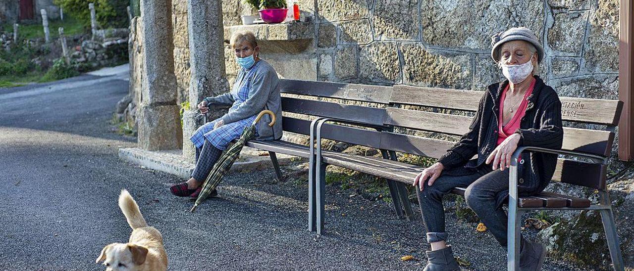 Graciela y Maruja guardan las distancias en el peto de ánimas de Liñariños, Boborás.