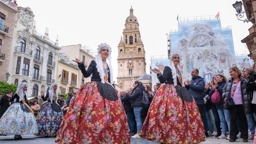 Así ha sido el desfile por las calles de Murcia de las candidatas a Bellea del Foc