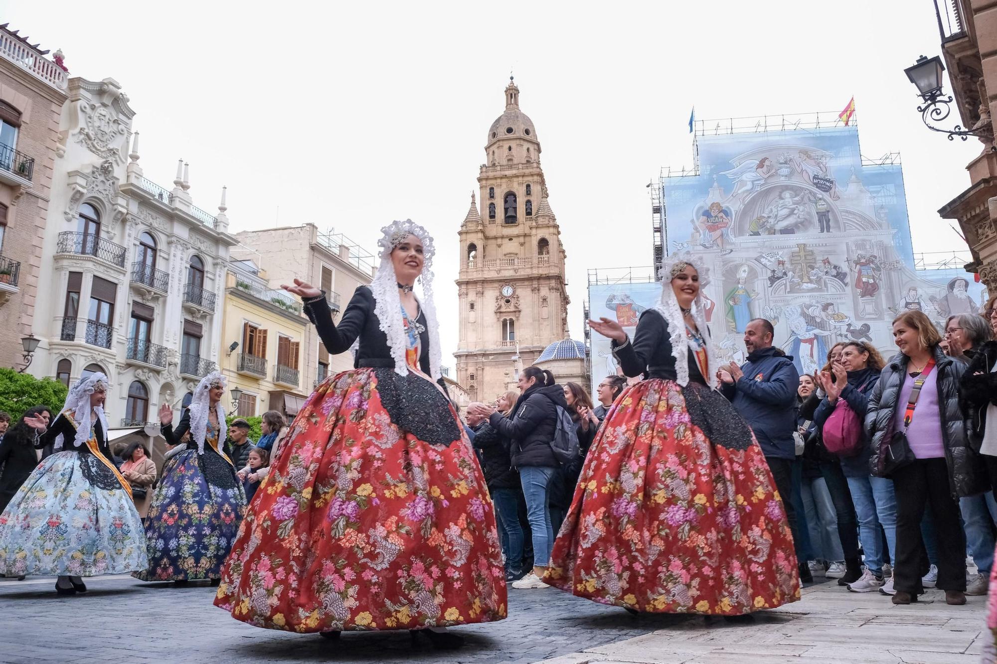 Así ha sido el desfile por las calles de Murcia de las candidatas a Bellea del Foc