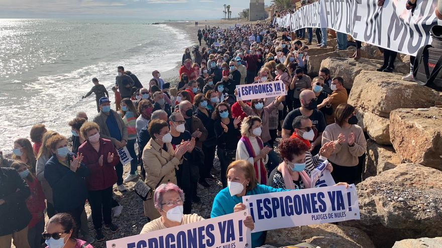 Cientos de personas claman en Nules contra «el abuso de poder y la omisión de su deber» de Costas