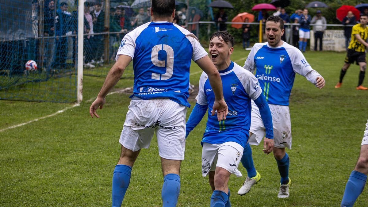 Los jugadores celebran un gol en el último partido.