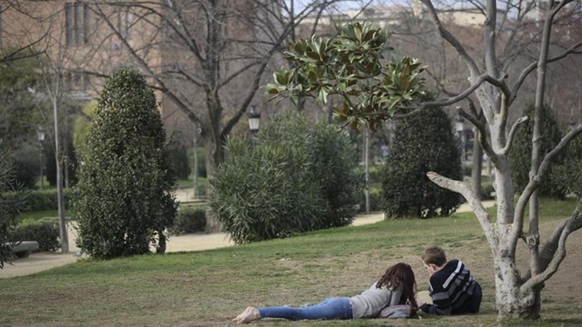 Una pareja en el parque de la Ciutadella, en Barcelona.