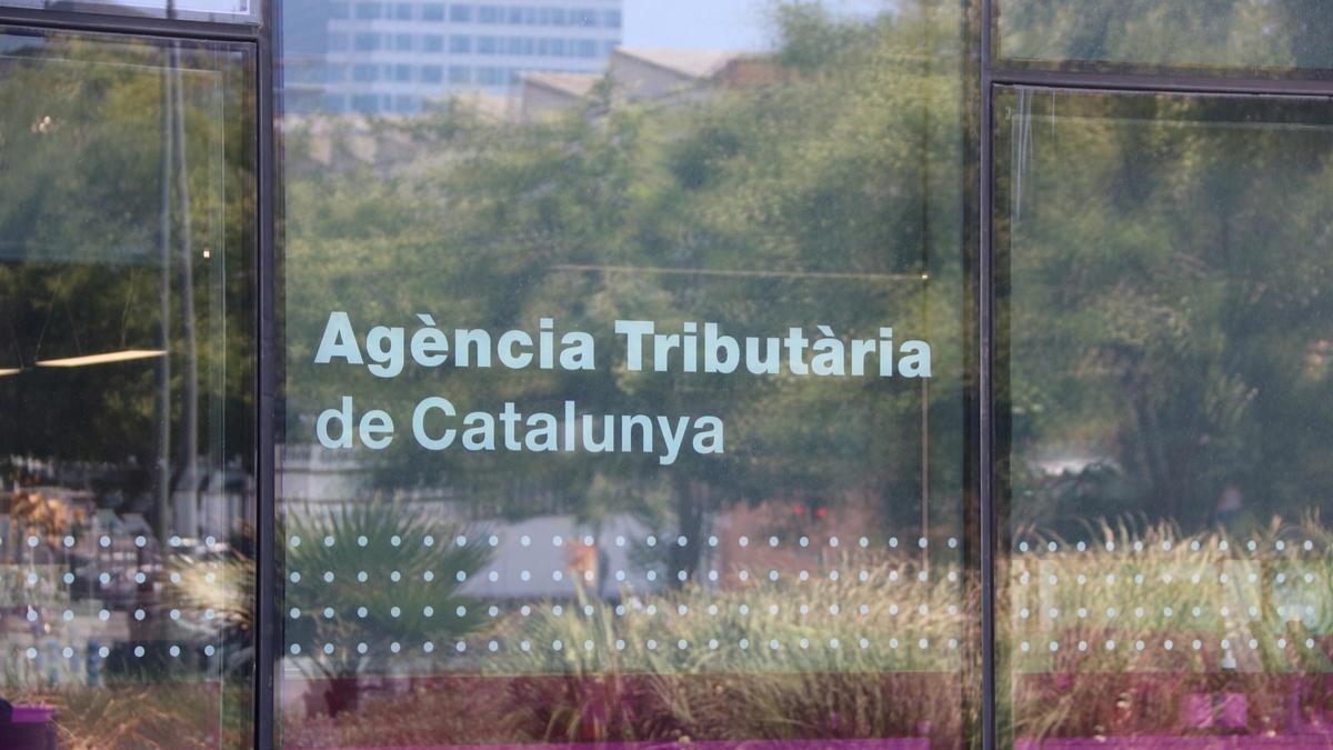 Porta de la seu central de l'Agència Tributària de Catalunya (ATC).