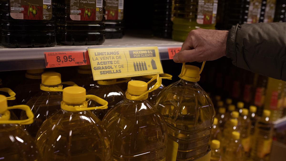 Unidades de aceite de girasol limitadas en un supermercado de la capital