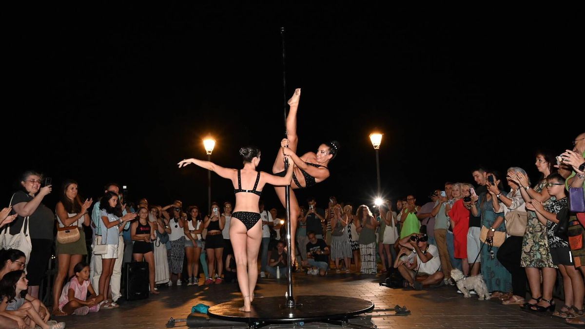 La danza acrobática 'enciende' el puente de Palmas