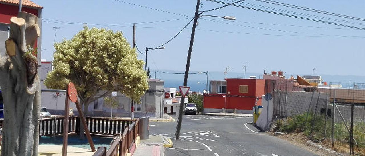 El poste de madera de la calle Granados, en Lomo Juan, Ingenio, ayer, con riesgo de caer por su inclinación.