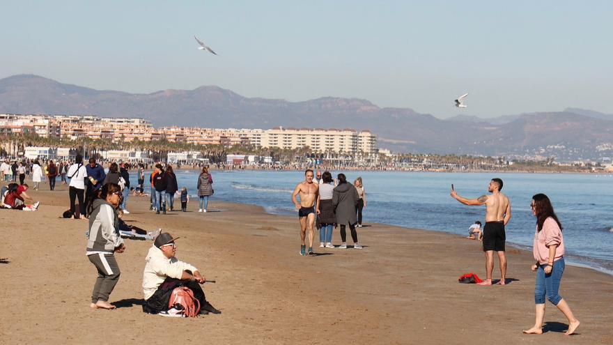Los valencianos aprovechan el buen tiempo de Navidad para disfrutar de la playa