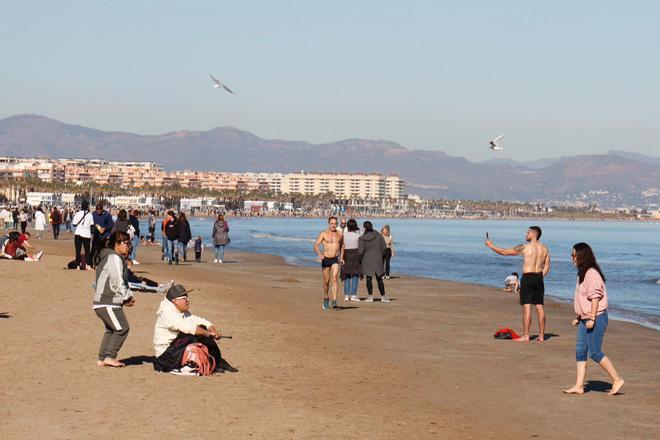 Los valencianos aprovechan el buen tiempo de Navidad para disfrutar de la playa