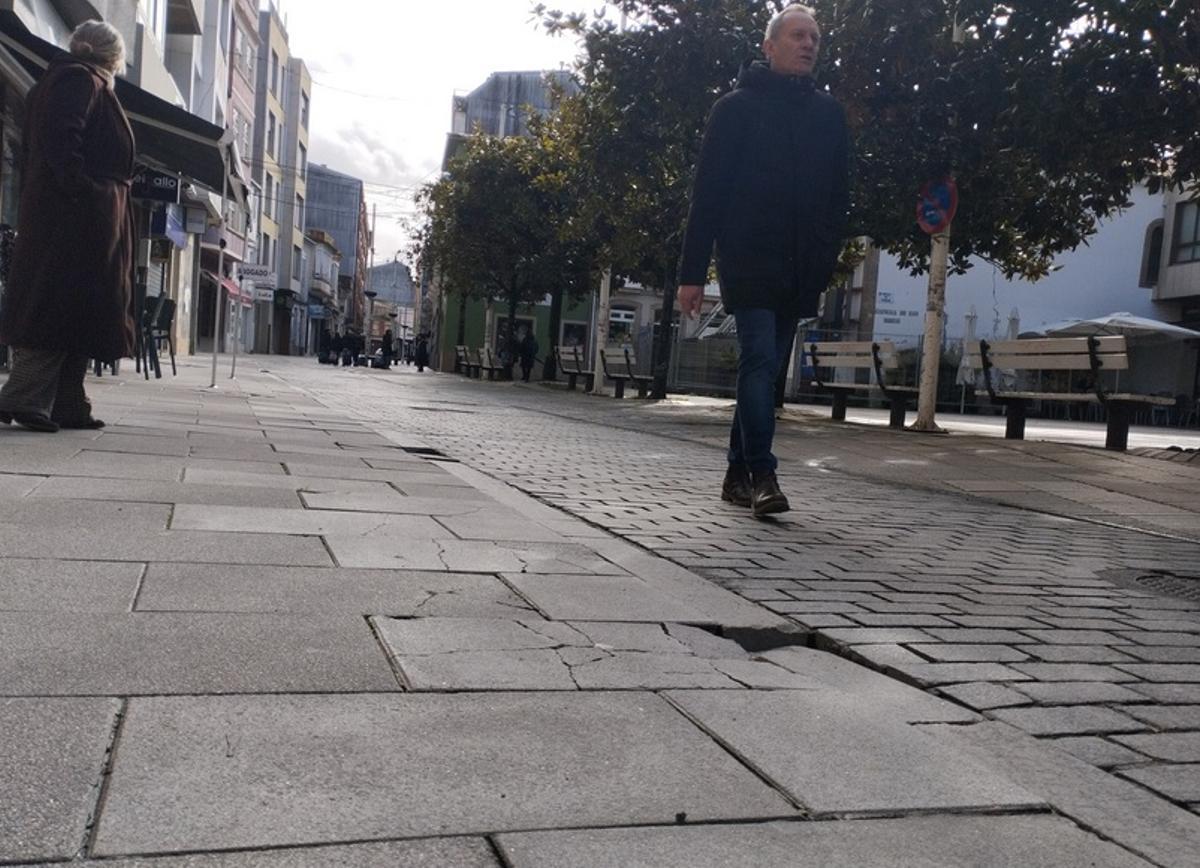 Losetas agrietadas o hundidas en la avenida Linares Rivas.