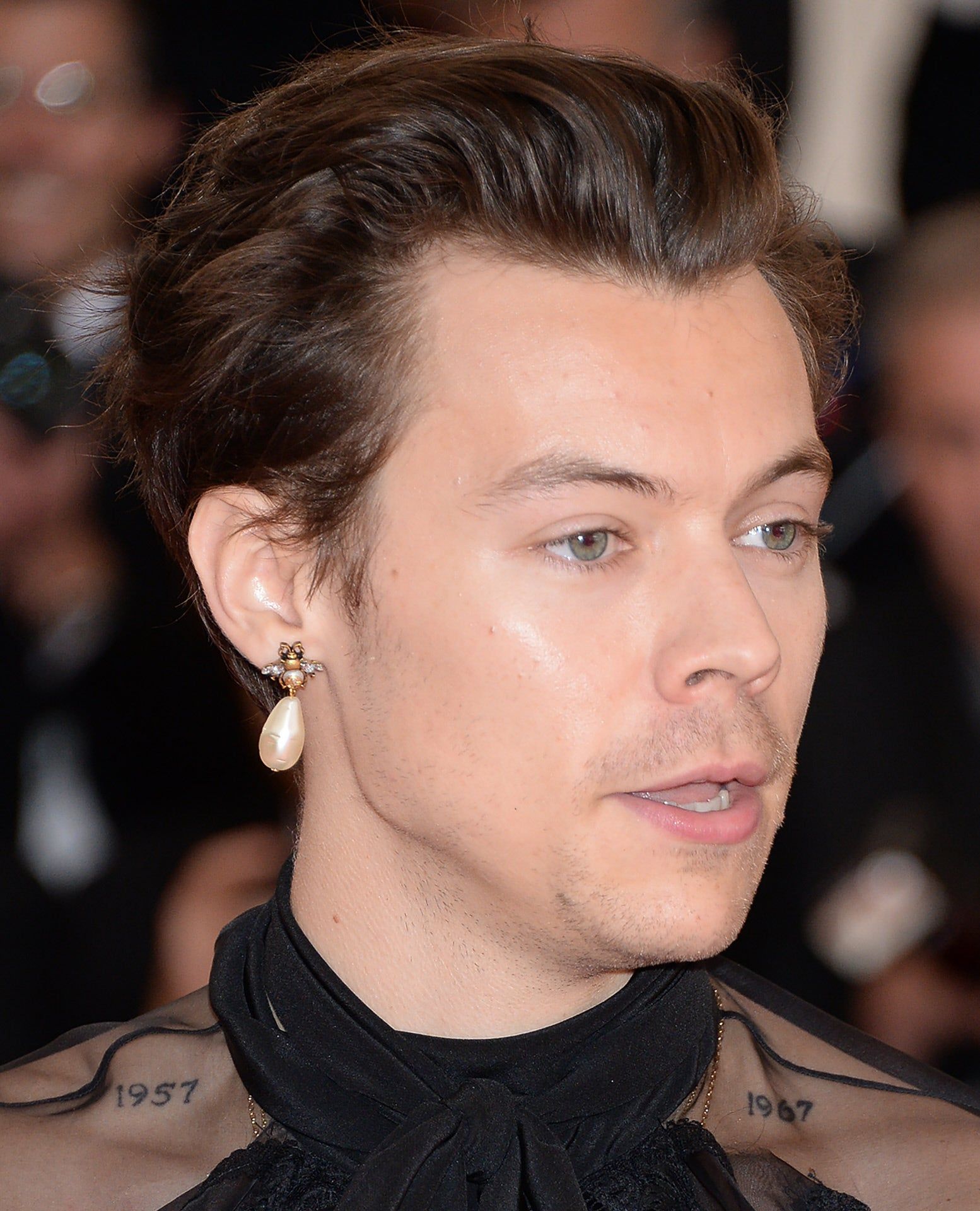 Harry Styles con pendiente de perla