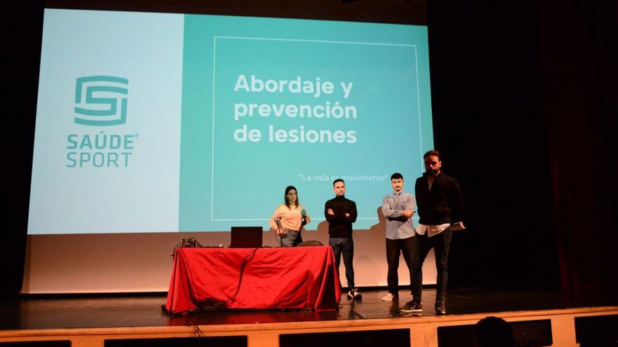 Un momento de la charla ofrecida ayer en el auditorio de Cangas. |  // GONZALO NÚÑEZ