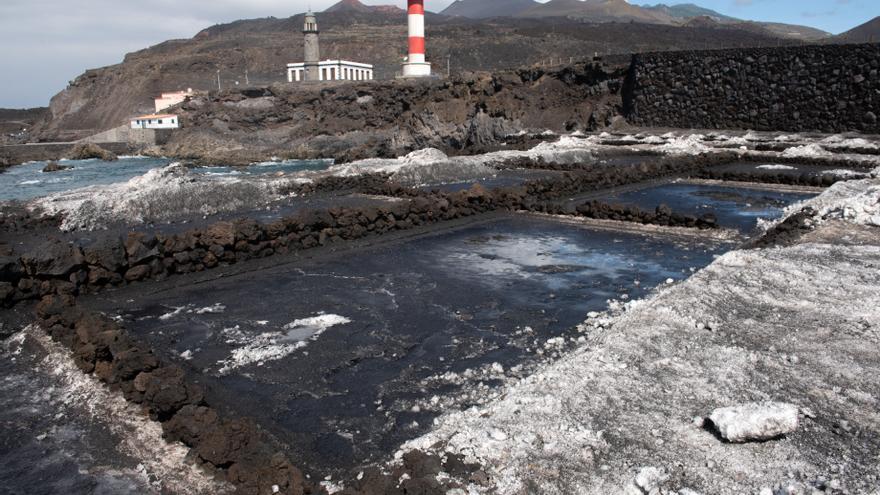 La ceniza cubre la sal de las salinas de Fuencaliente