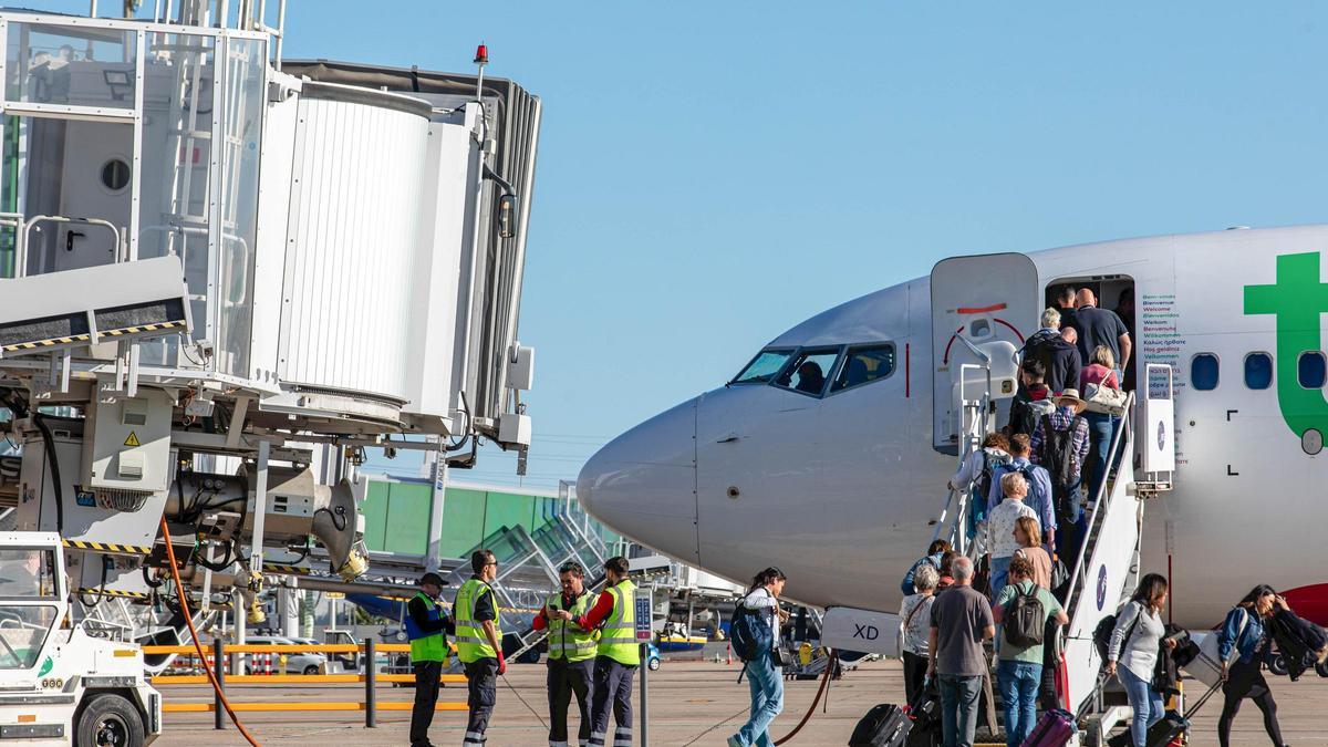 Pasajeros embarcan en el Aeropuerto de Sevilla.