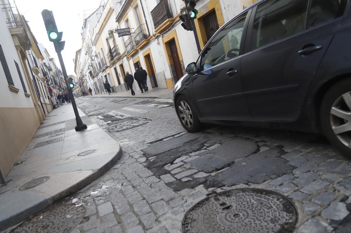 AJGonzález Córdoba Piso calzada de la calle Alfaros deteriorada en mal estado baches