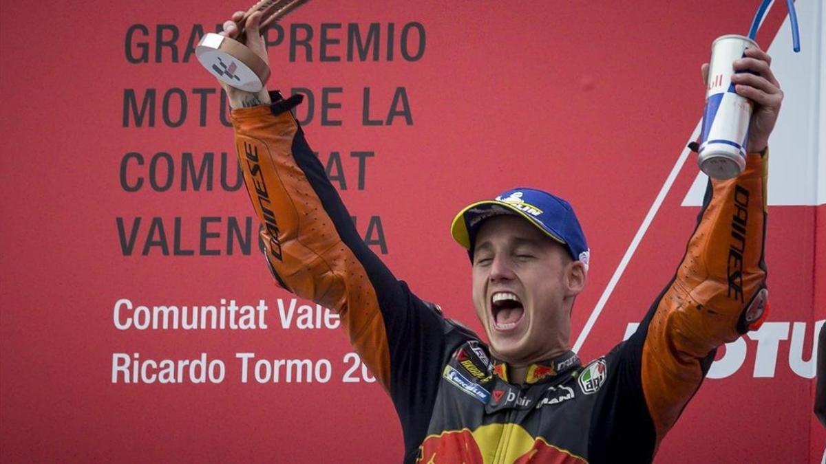Pol Espargaró celebra, eufórico, su primero podio en MotoGP, ayer en Valencia.