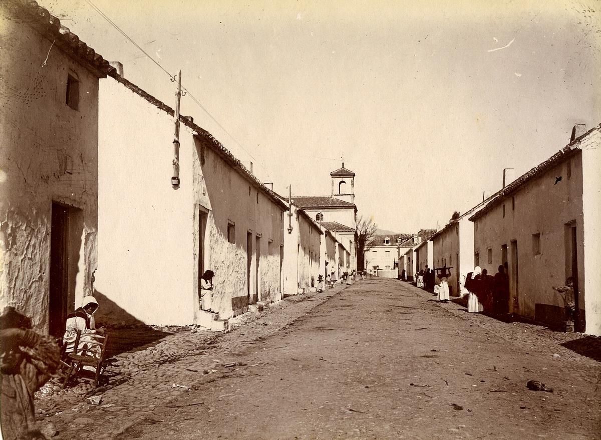 Vista de la calle Marqués del Duero, en San Pedro Alcántara, en 1899.