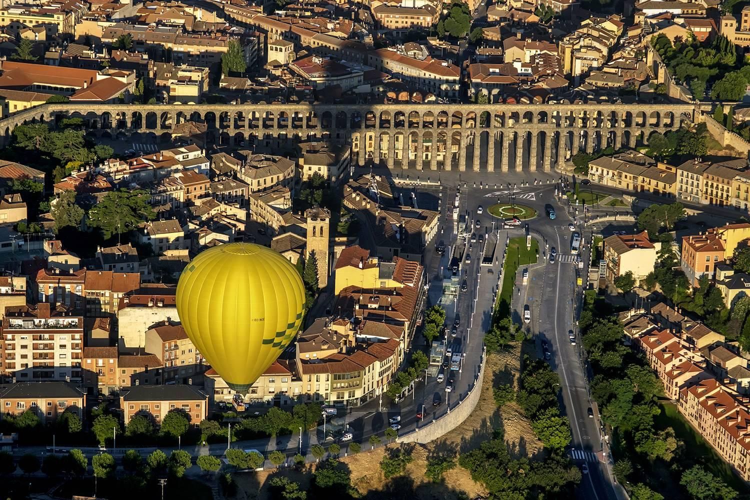 Contemplar el acueducto de Segovia desde el aire provoca una sensación sobrecogedora