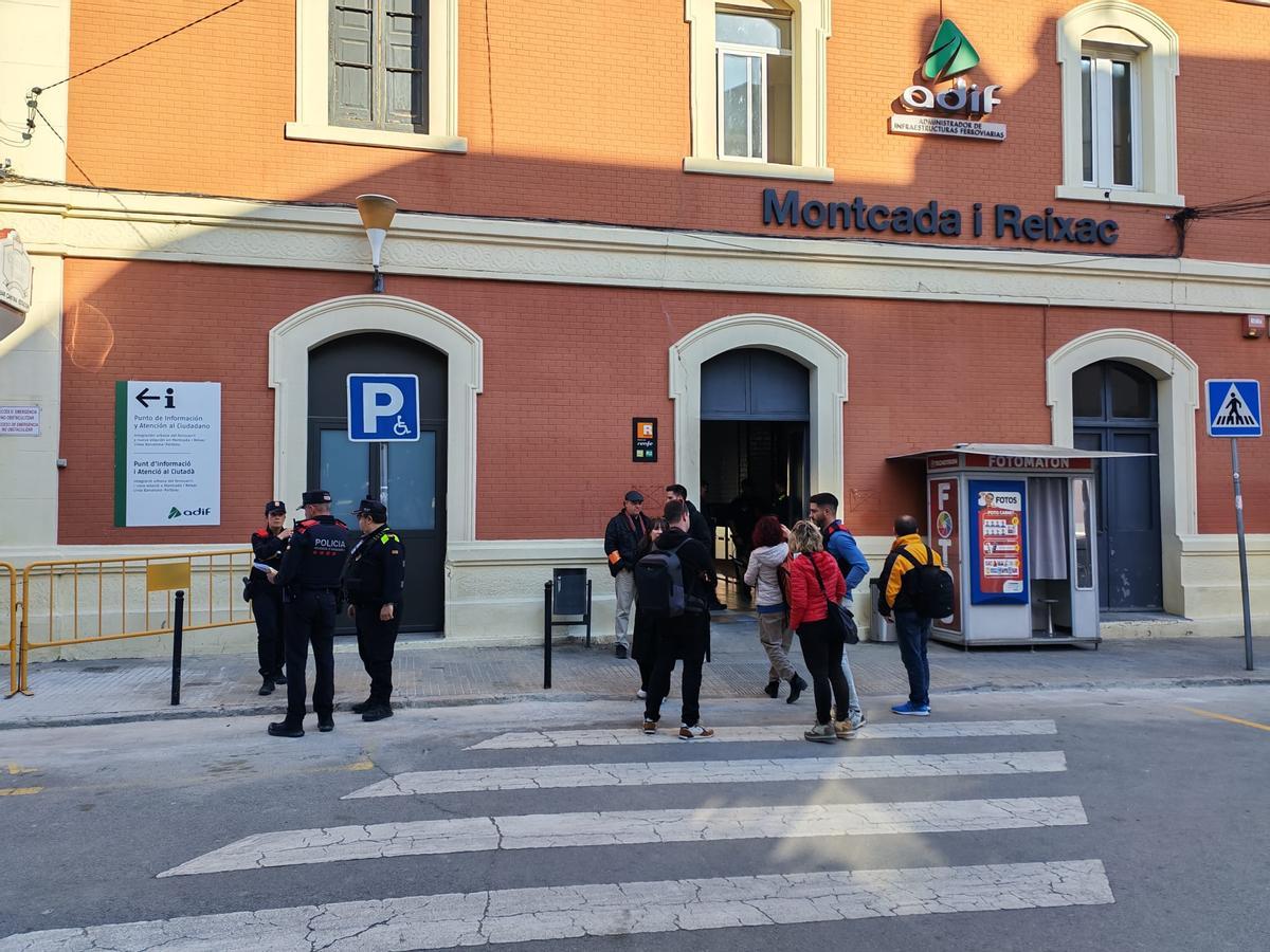 Operativo policial de Mossos en la estación de Rodalies de Montcada i Reixac.