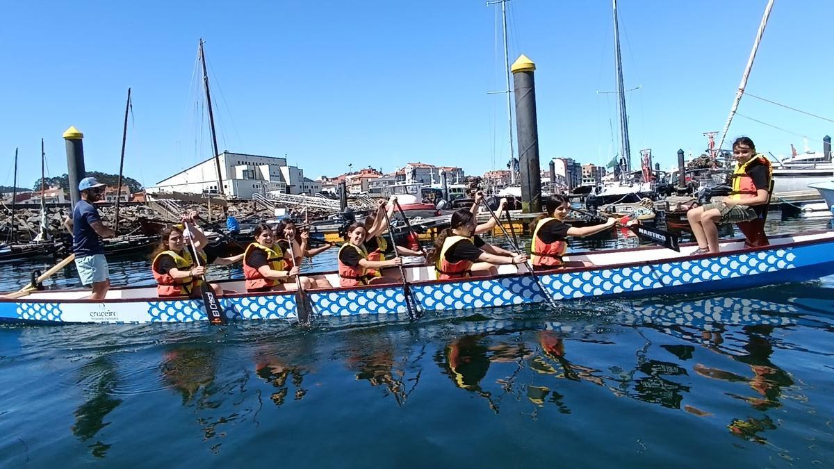 Alumnos del Conmeniño en el Barco Dragón del club Breogán.