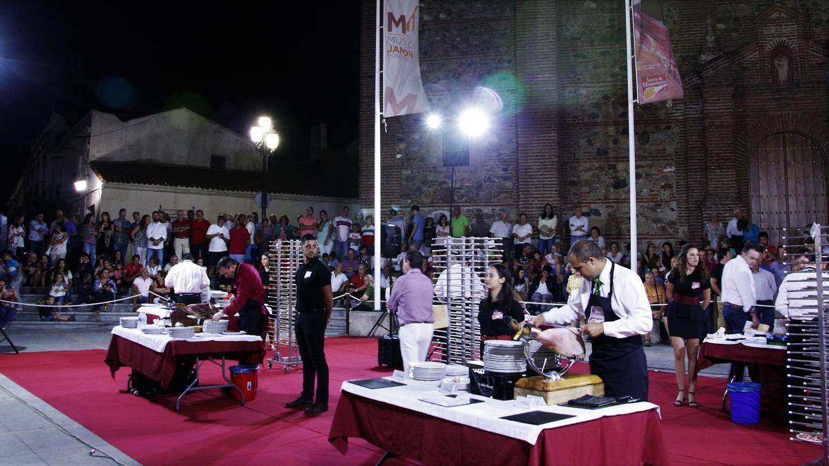 Ambiente en la Plaza del Pueblo durante la celebración del concurso de cortadores