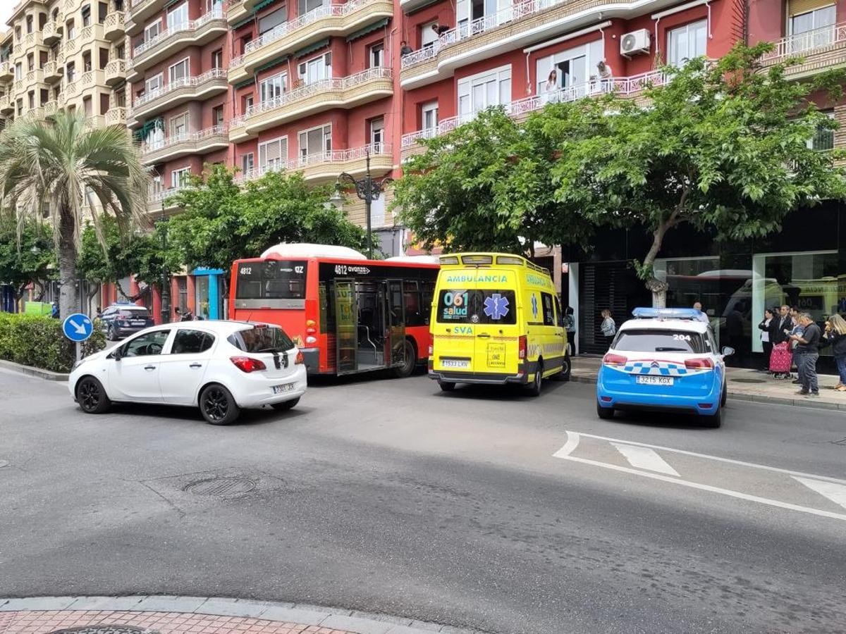 La ambulancia desplazada al accidente se ha llevado al hospital al conductor del autobús siniestrado.