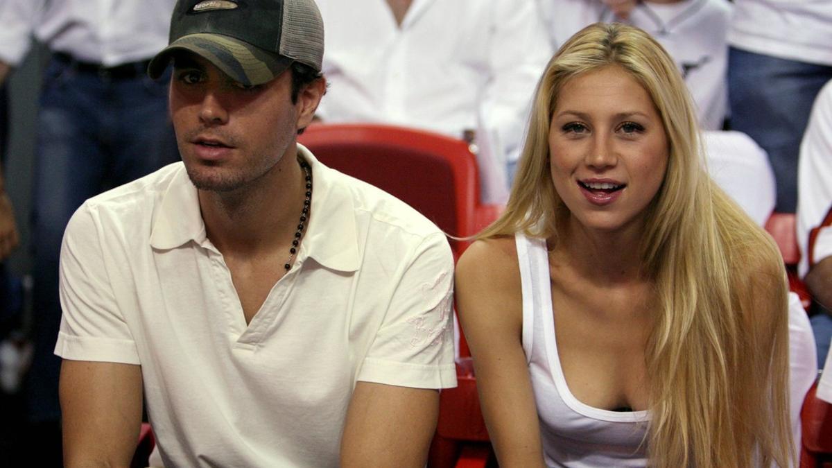 Enrique Iglesias y Anna Kournikova, en un partido de la NBA, en Miami, en junio del 2006.