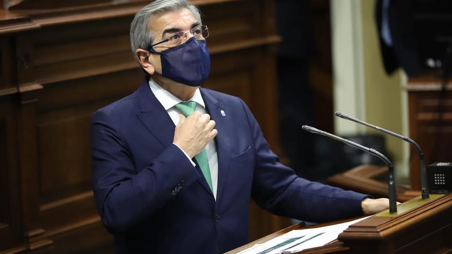 El vicepresidente del Gobierno de Canarias y consejero de Hacienda, Román Rodríguez, en el Parlamento de Canarias.