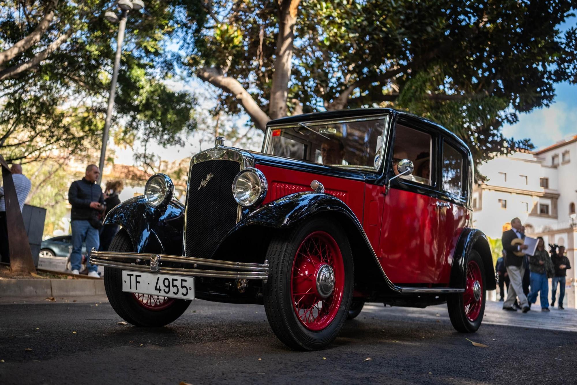 Exhibición de coches antiguos en el parque García Sanabria