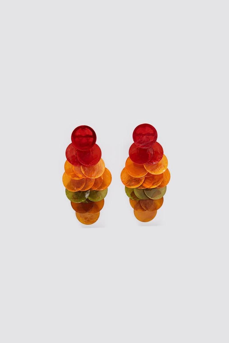 Pendientes tipo escama en varios colores de Zara. (Precio: 12,95. Precio rebajado: 5,99 euros)